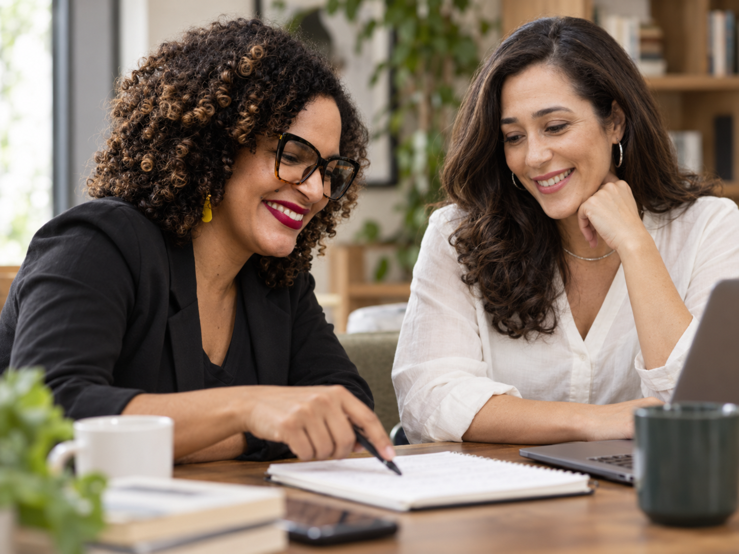 Pessoas reunidas em uma conversa profissional